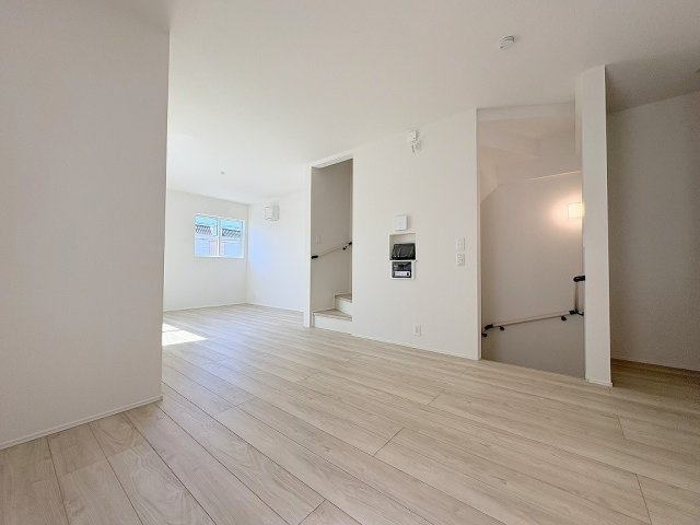 八潮市八潮7丁目　新築戸建　全2棟　2号棟の居間・リビング|コミュニケーションの取れるリビングイン階段