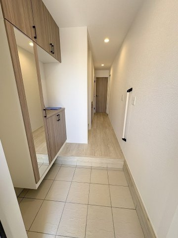 八潮市八潮7丁目　新築戸建　全2棟　2号棟の玄関|姿見付きのトールタイプのシューズボックスです