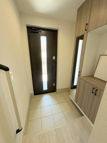 八潮市八潮7丁目　新築戸建　全2棟　2号棟の玄関|カウンター部分にはお好きなインテリアが飾れます