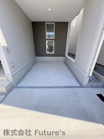 八潮市八潮7丁目　新築戸建　全2棟　2号棟の駐車場|大切な車を雨から守れるビルトインガレージ