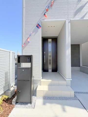 八潮市八潮7丁目　新築戸建　全2棟　2号棟のエントランス|不在時に便利な宅配BOX完備