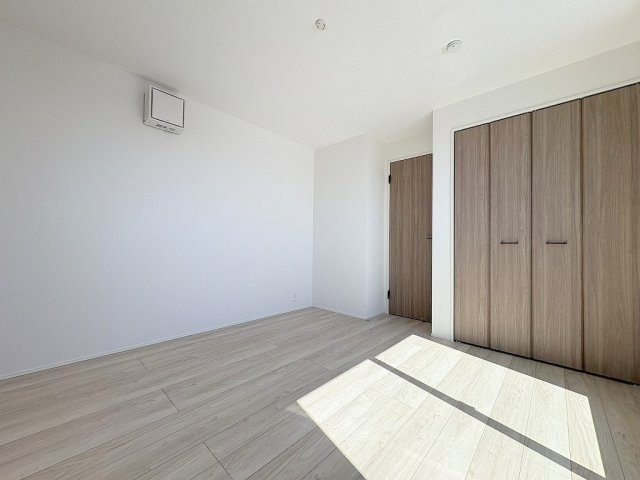 八潮市八潮7丁目　新築戸建　全2棟　2号棟の洋室|クローゼットが付いた洋室6.37帖・主寝室としていかがでしょう