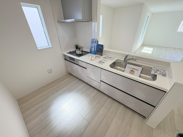 八潮市八潮7丁目　新築戸建　全2棟　2号棟のキッチン|お料理も楽しめるシステムキッチンです