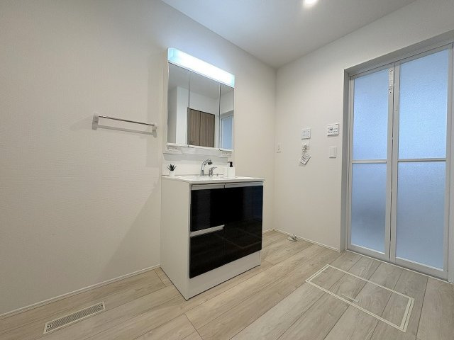 八潮市八潮7丁目　新築戸建　全2棟　2号棟の独立洗面台|広々とした洗面脱衣所です