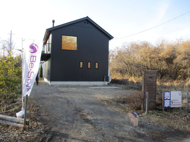 諏訪郡原村上里　中古住宅の外観|駐車スペースは４台ほど可能です