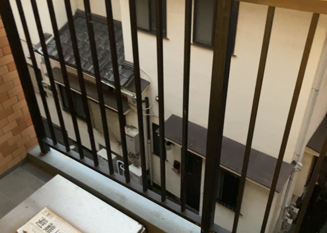 【バルコニー】 | ライオンズマンション町田南 | バルコニーは、室外の専用スペースのうち、「屋根がなく開放された空間」であるものを指します。ベランダより広いタイプのものが多く、日当たりもよいため家庭菜園などを楽しみたい人にとって適した環境となります。