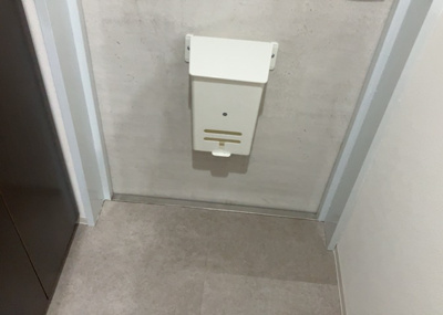 【玄関】 | ライオンズマンション町田南 | 玄関は家の顔でもあり、家族以外の目にも止まる場所です。玄関は外との間を仕切る扉、靴などをしまっておく収納スペース、靴脱ぎのたたきスペース、来客とのやり取りをするドアホンなど複数のアイテムからなります。