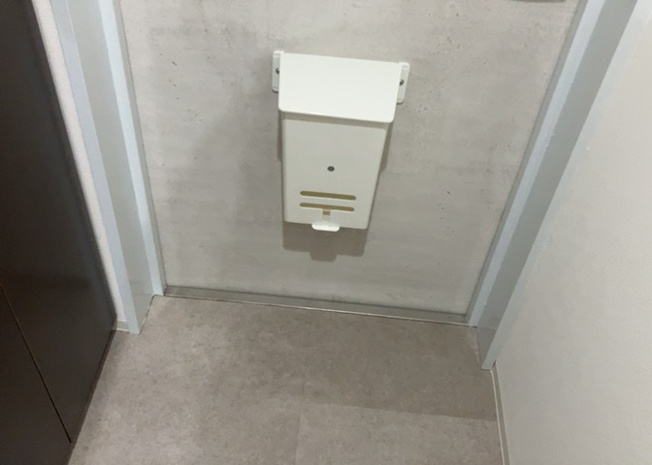 【玄関】 | ライオンズマンション町田南 | 玄関は家の顔でもあり、家族以外の目にも止まる場所です。玄関は外との間を仕切る扉、靴などをしまっておく収納スペース、靴脱ぎのたたきスペース、来客とのやり取りをするドアホンなど複数のアイテムからなります。