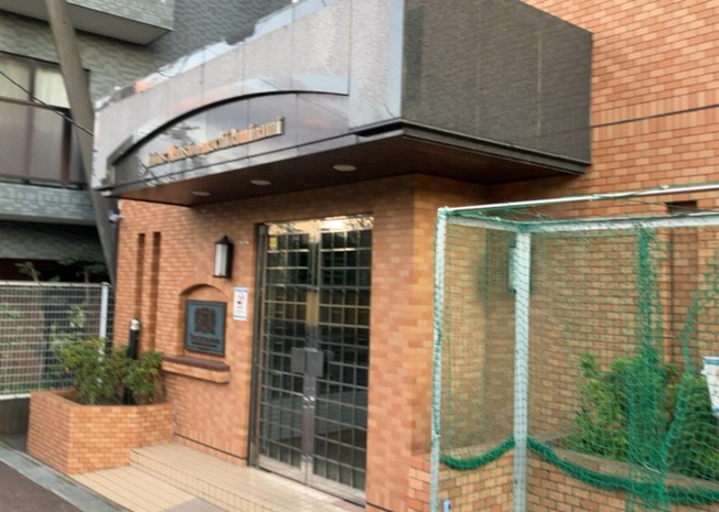 【現況写真】 | ライオンズマンション町田南 | 外観はマンション管理がされているかの目安になります。築年数が古いと、壁面は劣化してひび割れが生じることも！建物が古びていても細かいところが修繕されていると、きちんと管理されているなぁと感じるでしょう。