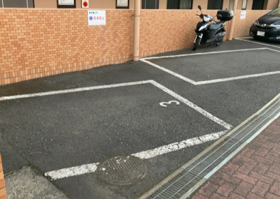 【駐車場】 | ライオンズマンション町田南 | 車一台あたりに必要なスペースは、標準サイズの普通自動車で横幅2m50cm、長さ5mは必要になります。ただし、乗降のことも考慮して横幅3m30cm、長さ5m50cmほどは確保できるところを選びましょう。