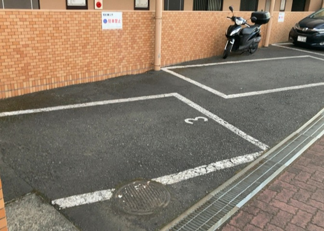 【駐車場】 | ライオンズマンション町田南 | 車一台あたりに必要なスペースは、標準サイズの普通自動車で横幅2m50cm、長さ5mは必要になります。ただし、乗降のことも考慮して横幅3m30cm、長さ5m50cmほどは確保できるところを選びましょう。