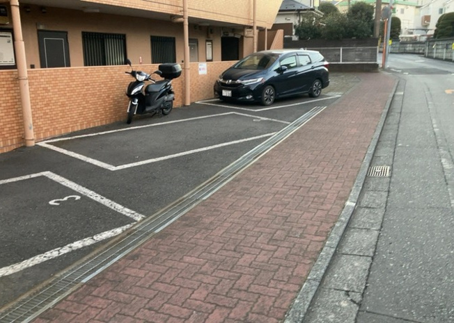 【駐車場】 | ライオンズマンション町田南 | 駐車場と明記されていても、最小スペースでつくられた駐車場だと大型車は駐車できなかったり、出入りしにくくなったりする可能性があります。お車のサイズと購入したい物件の駐車場のサイズを現地で確認しましょう。