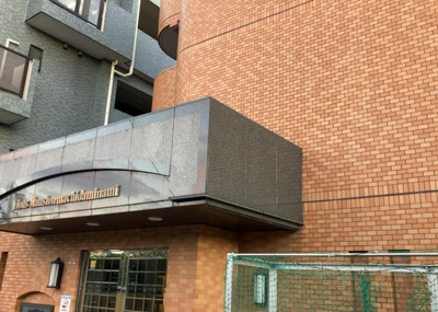 【中庭】 | ライオンズマンション町田南 | 中庭（パティオ）とは、一つの建築物の内部に設けられた、壁などで囲われている庭のことを指します。コの字型、ロの字型が主流ですが、L字型の中庭もあります。最近では、インテリア性の高さからも人気があります。