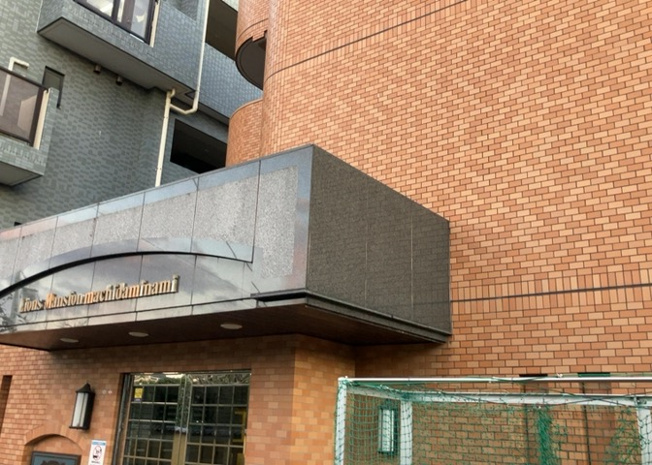 【中庭】 | ライオンズマンション町田南 | 中庭（パティオ）とは、一つの建築物の内部に設けられた、壁などで囲われている庭のことを指します。コの字型、ロの字型が主流ですが、L字型の中庭もあります。最近では、インテリア性の高さからも人気があります。