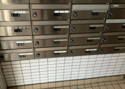 【設備】 | ライオンズマンション町田南 | エントランス付近に設置されている集合ポストは、住んでいる部屋と離れているため、ポストをあさるなど誰かに何かされていても被害に気づきにくいです。入居する時には他人に特定されにくい番号で鍵をかけましょう！