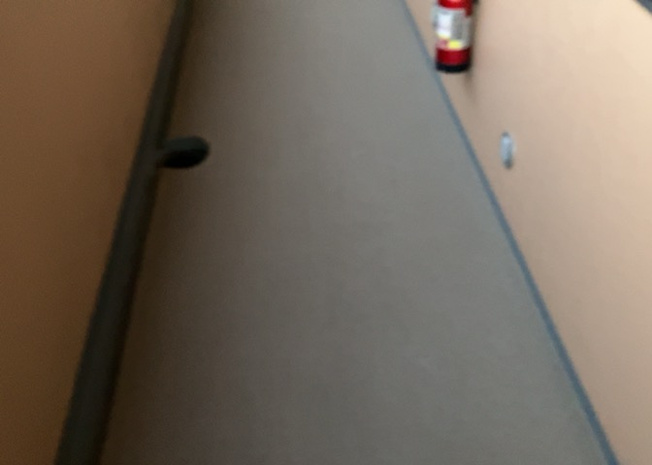 【ロビー】 | ライオンズマンション町田南 | ロビーというと、エントランスと何がちがうの？と思いますよね。実はロビーとエントランスには明確な決まりはありません。物件によっては、エントランスを入って広がるある程度の広さのある空間がロビーとなります。