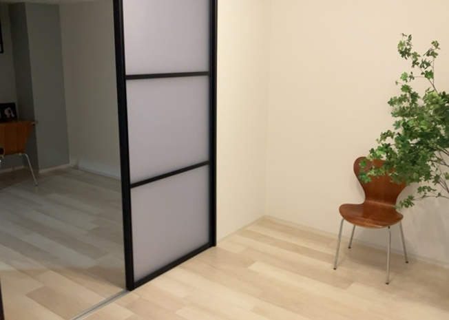 【居間・リビング】 | ライオンズマンション町田南 | 直線タイプはLとDKを一直線に並べた形で対面キッチンのタイプです。一般的なのでよく見かけるかもしれません。直線タイプに似た直接アイランドタイプは、キッチンとダイニングの間に壁がない分広く感じられます。