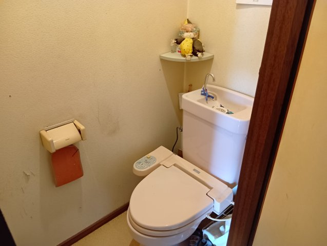 売中古戸建　富士市三ツ沢のトイレ|トイレには窓があり明るい室内です。棚があるので芳香剤などが置けます。
