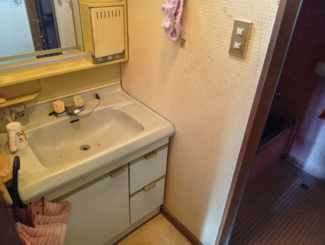 売中古戸建　富士市三ツ沢の独立洗面台|窓があるので明るい室内です。独立洗面台があるので収納スペースも多くあります。