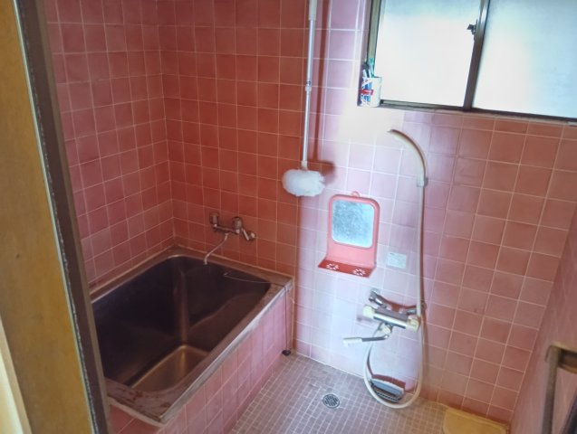 売中古戸建　富士市三ツ沢の浴室|窓があるので明るい室内です。ピンクのタイルがアクセントになっています。