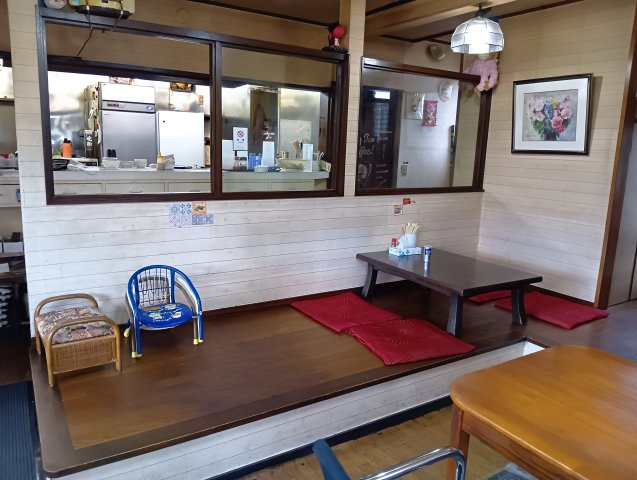 売中古戸建　富士市三ツ沢の洋室|店舗の内装は老舗感漂う落ち着いた雰囲気です。