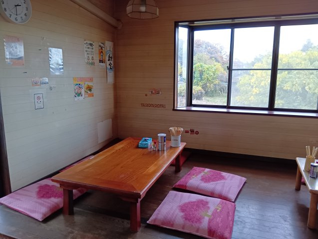 売中古戸建　富士市三ツ沢の洋室|窓が多く心地の良い空間となっています。