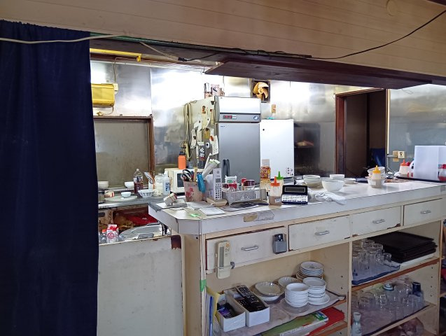 売中古戸建　富士市三ツ沢のキッチン|業務用冷蔵庫・エアコン・照明器具付きです。初期費用を抑えて開業が実現できます！