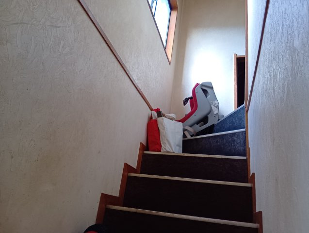 売中古戸建　富士市三ツ沢の内装|2階～3階に行くための階段です。