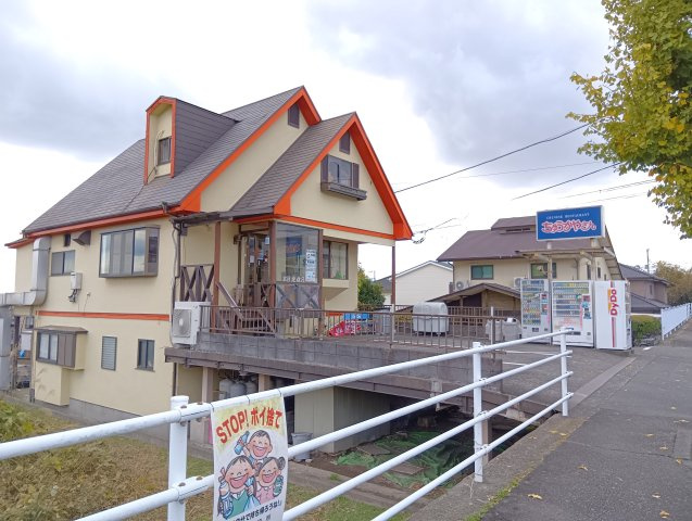 売中古戸建　富士市三ツ沢の前面道路含む現地写真|角地なので陽当たり良好で解放感があります。