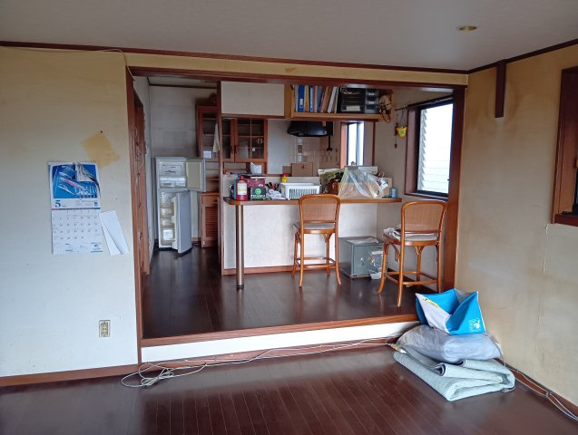 売中古戸建　富士市三ツ沢のキッチン|キッチンには窓があり明るく開放的です。コの字型キッチンなので収納が多く、調理スペースも広いです。