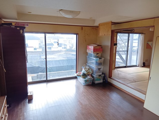 売中古戸建　富士市三ツ沢の居間・リビング|大きい窓から入るたっぷりの日差しが嬉しいですね。リビングダイニングが一続きで家族の会話も弾みますね。