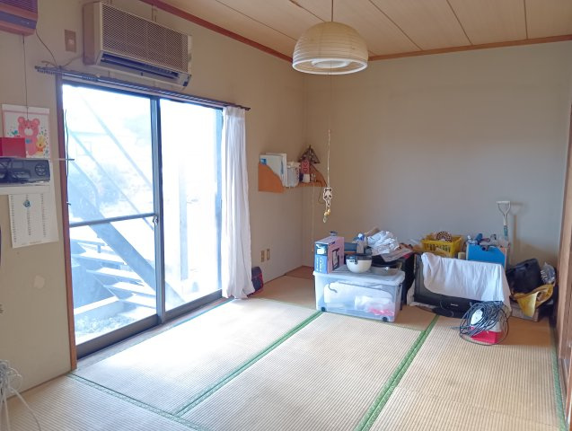 売中古戸建　富士市三ツ沢の和室|大きな窓からやわらかな陽光が注ぎます。リビング横にあるので食後に気持ち良くお昼寝出来そうですね。