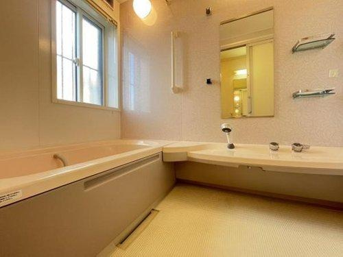 常滑市苅屋町1丁目の浴室|浴室　窓があり換気もバッチリ♪