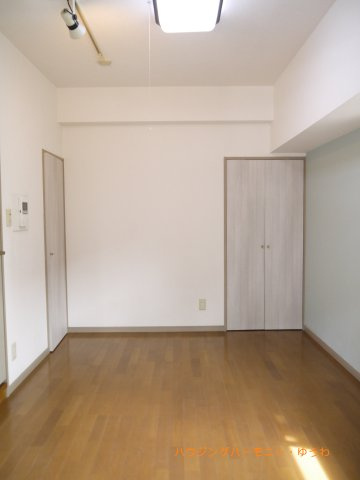 【洋室】 | 菱和パレス立教大前 | 心地よい光と風があふれています。プライベートな自分時間を快適に過ごせるお部屋。