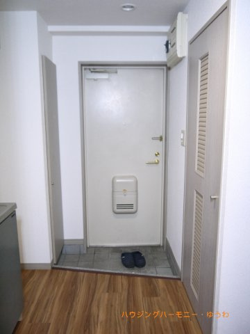 【玄関】 | 菱和パレス立教大前 | 帰り着くたびに洗練されたテイストの空間に迎えられ誇りと喜びを感じる玄関まわりです。