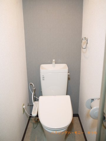 【トイレ】 | 菱和パレス立教大前 | 　白を基調とした清潔感があるトイレ。温水洗浄便座付きです。