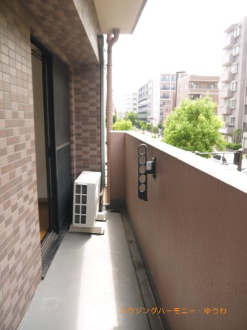 【バルコニー】 | 菱和パレス立教大前 | バルコニー面、壁一面の掃き出し窓からたくさんの陽の光が入ってまいります！