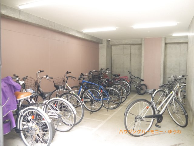 【その他共用部分】 | 菱和パレス立教大前 | 屋根付きの駐輪場となっていますので、雨の日でも大切な自転車が濡れずに済みます。