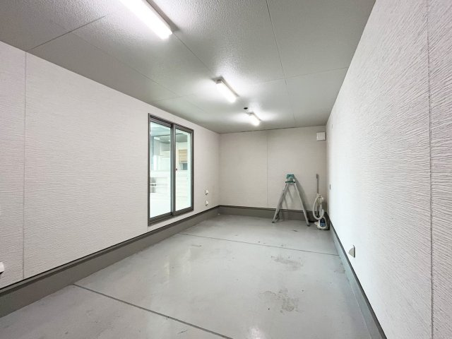 堺市西区戸建の駐車場|幅約3.6ｍ×長さ約7.2ｍ×高さ約３ｍの大型ガレージで、床面と壁は補強済。