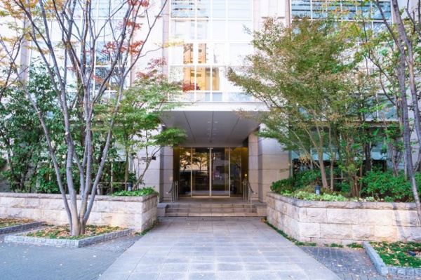  | 【エントランス外観】自然石の石積みに、豊かな植栽！美しい風景の一部になることを目指したファサード。