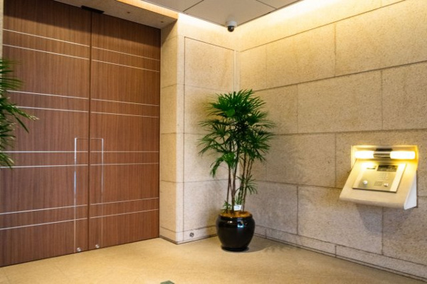 【エントランス】 | 【風除室】ラグジュアリーなインテリアで構成されています！オートロックでセキュリティ面も安心！