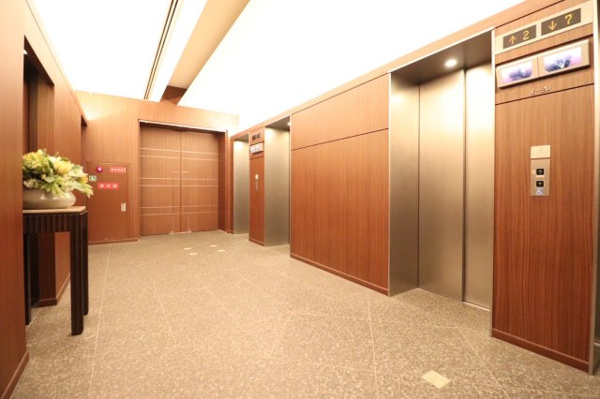 【その他共用部分】 | 【エレベーターホール】ホテルのような、エレガントな空間です。モニターでエレベーター内部が確認可能！