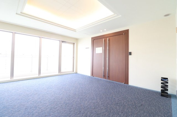 【ロビー】 | 【スカイラウンジ入口】