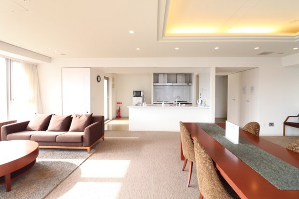 【ロビー】 | 【スカイラウンジ】20階にございます。ビューウィンドウに広がる靭公園や都心の空景を楽しめます！