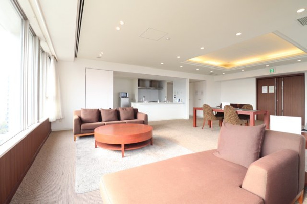 【ロビー】 | 【スカイラウンジ】パーティ対応のゆとりあるアイランドキッチンを備えた、ホテルライクな約45帖の空間！