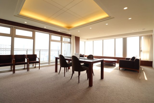 【ロビー】 | 【スカイラウンジ】第2のリビングとして、ゆったりとおくつろぎいただけます。