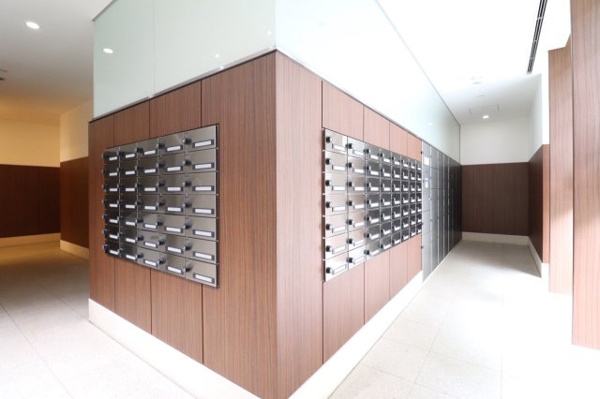 【設備】 | 【メールコーナー】シンプルで使い勝手のよい郵便受けです。宅配ボックスもございます！