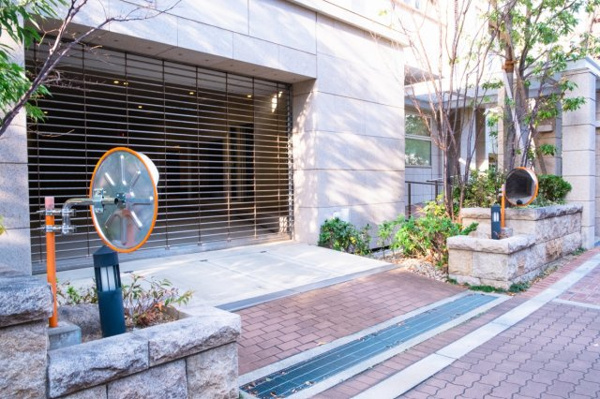 【駐車場】 | 【敷地内駐車場】きちんと整備されたきれいな駐車場です！十分な広さがあり、車の出し入れもスムーズ！