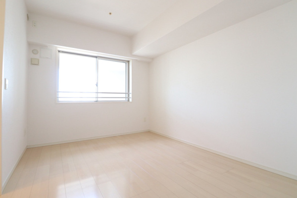 【洋室】 | 【洋室①】約8帖の洋室！WICもありお部屋を広くお使いいただけます☆