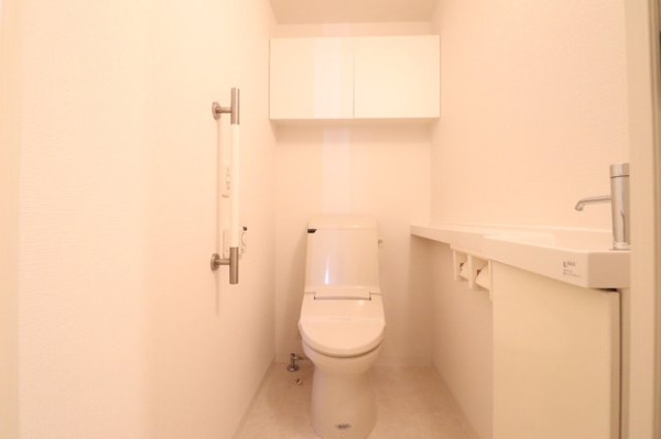 【トイレ】 | 【トイレ】手洗いカウンター完備で衛生的◎安全に配慮された手すりもございます◎